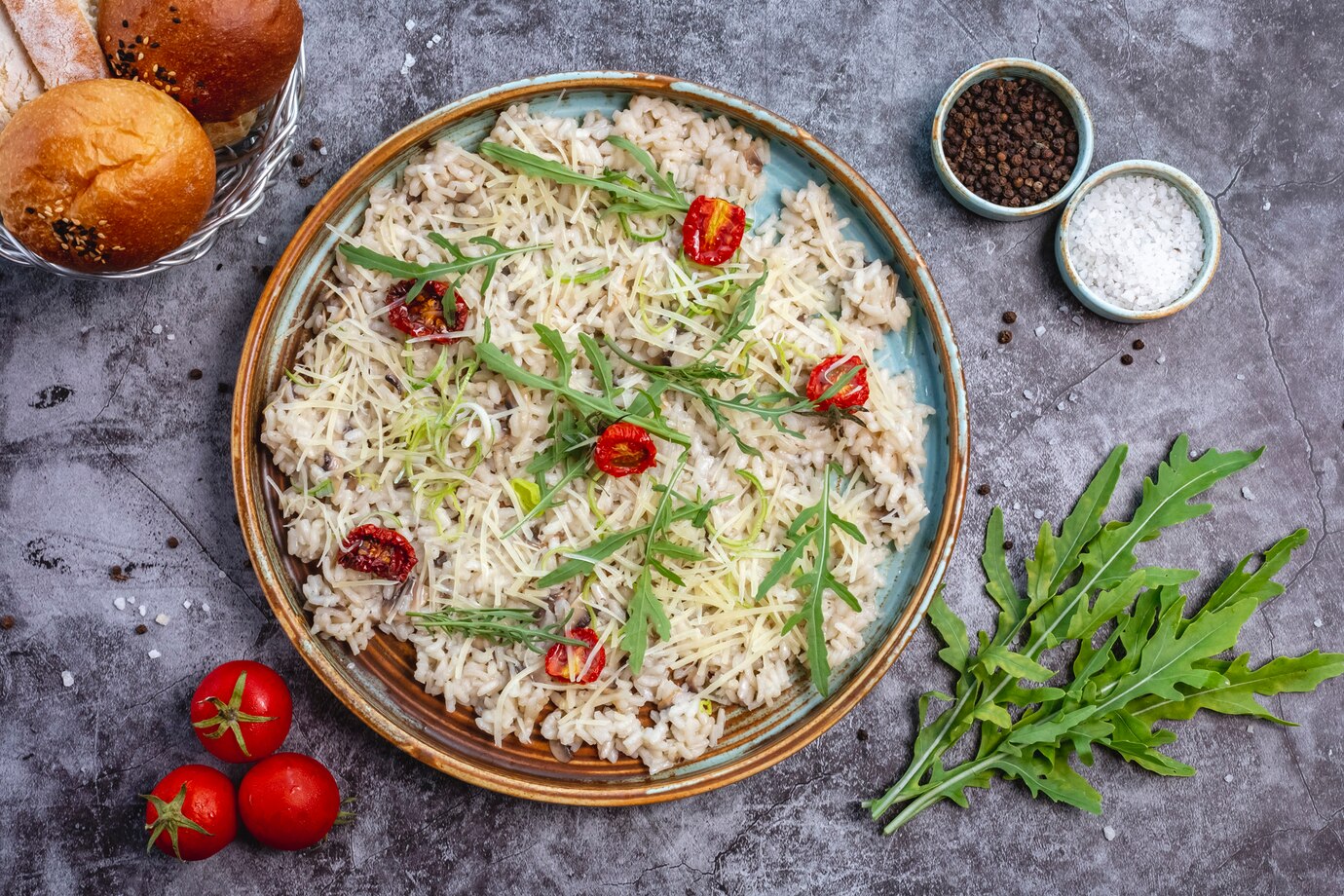 <p><img src="https://novosti-murmanskoy-oblasti.ru/uploads/posts/2025-03/1741955038_top-view-mushroom-risotto-garnished-with-shredded-cheese-dried-tomato-leaves_141793-2444.jpg" alt="" /></p>

<p>Рис станет вкуснее с помощью моркови</p>
<p><br />Рис &mdash; один из самых любимых гарниров для многих. Как правило, если это не плов крупу смешивают с минимальным количеством ингредиентов &mdash; луком, чесноком, зеленью. Но, оказывается, если добавить морковь, рис станет еще вкуснее.</p>
<p><br />Для этого потребуется измельчить лук и натереть морковь на тёрке. Овощи обжаривают на сковороде, затем к ним добавляют рис &mdash; 2 стакана. Все содержимое перемешивается и лишь спустя 5 минут добавляют воду или бульон.</p>
<p><br />Как только рис начнет закипать, можно внести оставшиеся ингредиенты и накрыть посуду крышкой. Через 15 минут блюдо будет готово.</p>
<p><br />Также удобно рис готовить с помощью мультиварки. В ней гарнир получится рассыпчатым и вкусным.</p>

<p>Ранее мы <a href="https://novosti-murmanskoy-oblasti.ru/48593-uzbekskiy-plov-po-sovetski-vostochnoe-blyudo-namestnyy-lad-sdostupnymi-produktami-inebolshim-kolichestvom-speciy.html">рассказывали</a>, как в советское время узбекский плов приобрел всесоюзную популярность.</p>

<p><em>Айгуль Булатова</em></p>
<p><em>Фото: Freepik</em></p>


