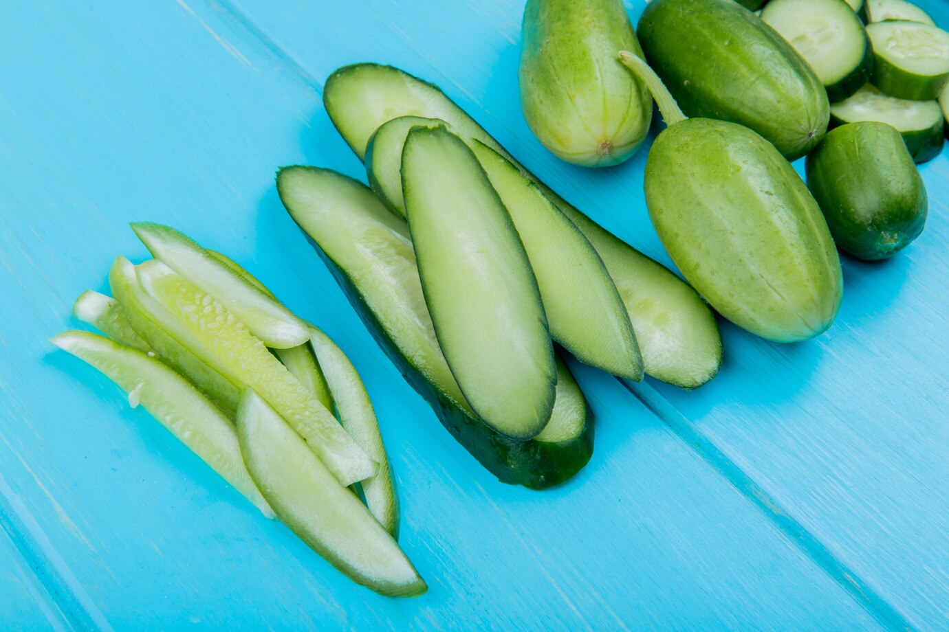 <p><img src="https://novosti-murmanskoy-oblasti.ru/uploads/posts/2025-03/1741956187_side-view-whole-cut-sliced-cucumbers-blue-surface_141793-9897.jpg" alt="" /></p>

<p><em>Ароматные жареные огурцы с чесноком</em></p>

<p>Этот рецепт понравится рациональным хозяйкам, потому что не даст продуктам пропасть. Так, для приготовления сгодятся не совсем свежие огурцы с грубой кожей и водянистые. При обжарке они станут мягкими, с приятной структурой. К слову, в Китае жареные огурцы часто готовят с чесноком, соевым соусом и кунжутным маслом. В Корее эти овощи любят готовить, добавляя острый перец и рисовый уксус. Ингредиенты:</p>
<p><br />&bull; Огурец &mdash; 1 шт.<br />&bull; Чеснок &mdash; 1 зубчик<br />&bull; Петрушка &mdash; 5 г<br />&bull; Мята &mdash; 5 г<br />&bull; Соевый соус &mdash; 2 ст. л.<br />&bull; Мёд &mdash; 1 ч. л.<br />&bull; Растительное масло &mdash; 4 ст. л.<br />&bull; Соль и перец &mdash; по вкусу</p>

<p>Мытый огурец нарезаем продольными пластинами. Для маринада смешиваем 2 столовые ложки растительного масла, столько же соевого соуса и чайную ложку мёда. Заливаем маринадом огурцы и оставляем так на пару часов.</p>
<p><br />Тем временем обрабатываем оставшиеся ингредиенты &mdash; измельчаем чеснок, нарезаем петрушку и мяту.</p>
<p><br />Следующий этап &mdash; обжаривание. Каждый кусочек огурца обжариваем с каждой стороны по 2 минуты. Затем выкладываем их в тарелку и посыпаем чесночно-травяной смесью.</p>

<p>Затем аккуратно сворачиваем рулетиками и кладем в контейнер. Оставляем в холодильнике на сутки, чтобы огурцы приобрели более насыщенный вкус.</p>

<p>Ранее мы <a href="https://novosti-murmanskoy-oblasti.ru/50287-mayonez-ubiraem-olivkovoe-maslo-dobavlyaem-salat-grecheskiy-nepridetsya-schitat-kalorii.html">рассказывали,</a> как приготовить греческий салат на скорую руку. </p>

<p><em>Айгуль Булатова</em></p>
<p><em>Фото: Freepik</em></p>

