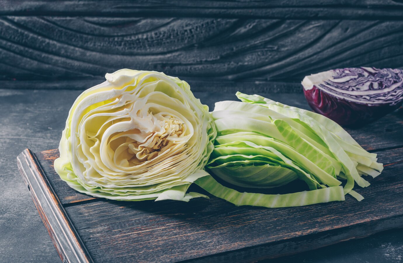 <p><img src="https://novosti-murmanskoy-oblasti.ru/uploads/posts/2025-03/1741972554_sliced-chopped-cabbage-cutting-board-with-red-cabbage-side-view-dark-textured-background_176474-5221.jpg" alt="" /></p>

<p><em>Капустные котлетки в духовке</em></p>

<p>В таком виде тушеную капусту съедят даже дети. Гарнир готовят в формочках для кексов &mdash; получаются эстетичные, красивые порции. Такая капуста станет прекрасным дополнением к рыбе или мясу. А если подать со сметаной или другим любимым соусом, то даже самый обычный ужин станет запоминающимся. Ингредиенты:</p>
<p><br />&bull; Капуста &mdash; 600 г.<br />&bull; Вода &mdash; 50 мл.<br />&bull; Овсяные хлопья &mdash; 4 ст. л.<br />&bull; Молоко &mdash; 150 мл.<br />&bull; Сливочное масло &mdash; 50 г.<br />&bull; Яйца &mdash; 3 шт.<br />&bull; Соль &mdash; &frac12; ч. л.<br />&bull; Чёрный перец &mdash; по вкусу</p>
<p><br />Свежую капусту нарезаем кубиками и обжариваем на сковороде со сливочным маслом. Затем вливаем воду и тушим 10 минут на среднем огне.</p>

<p>Как капуста станет золотистой, добавляем овсяных хлопьев, затем вливаем молока, сыпем специи, перемешиваем и тушим на медленном огне под крышкой еще 10 минут.</p>
<p><br />В остывшую капусту вбиваем яйца и перемешиваем. Полученную массу выкладываем в формочки для кексов и ставим в духовку. Выпекаем при 180 градусах 30 минут. Подаем горячими в качестве гарнира с мясом или рыбой.</p>

<p>Ранее мы<a href="https://novosti-murmanskoy-oblasti.ru/50146-dva-etapa-tusheniya-kapusty-poluchaetsya-esche-vkusnee-bez-myasa-podoydet-postyaschimsya.html"> рассказывали,</a> как приготовить капусту в два этапа, без мяса подойдет постящимся. </p>

<p><em>Айгуль Булатова</em></p>
<p><em>Фото: Freepik</em></p>

