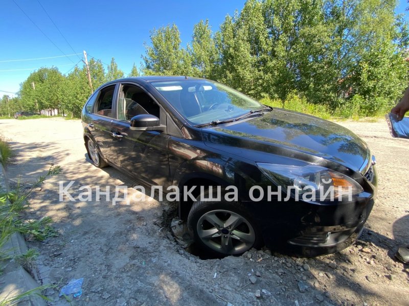 Провалилась в яму машина в Кандалакше