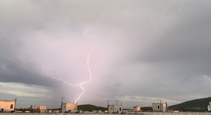 Молнии сверкали в небе Мурманска