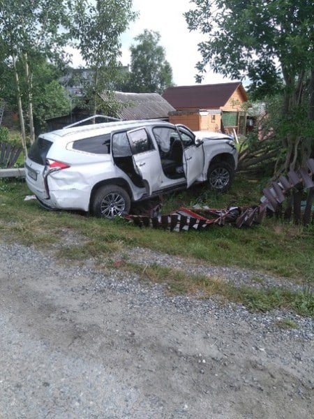 Внедорожник снес забор частного дома в Ловозере