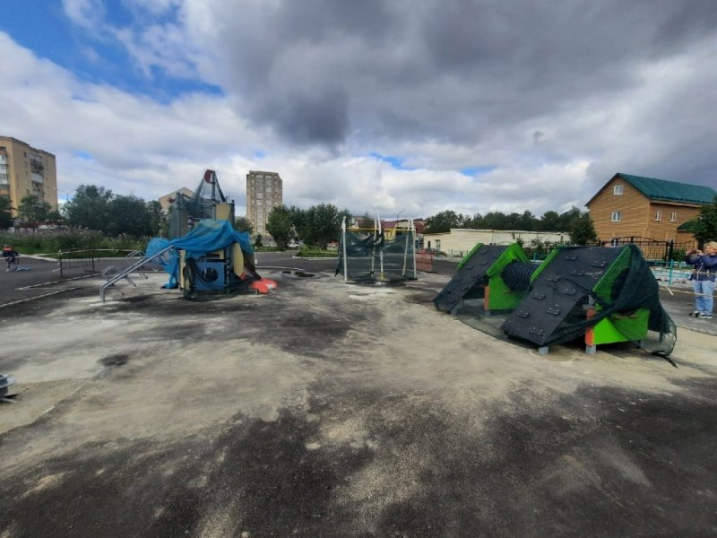 Детский городок смонтировали в сквере у храма в Североморске