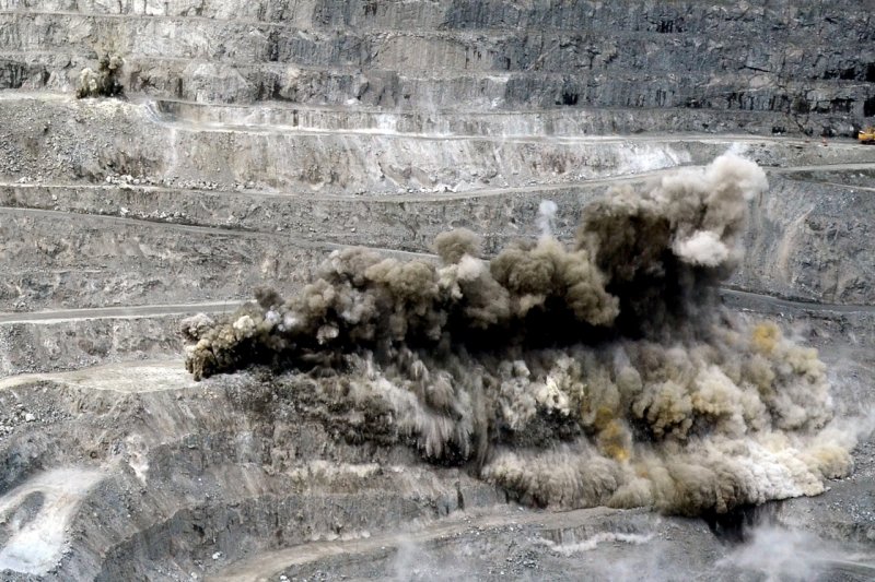 Из-за взрывов оставаться дома просят жителей Ковдора