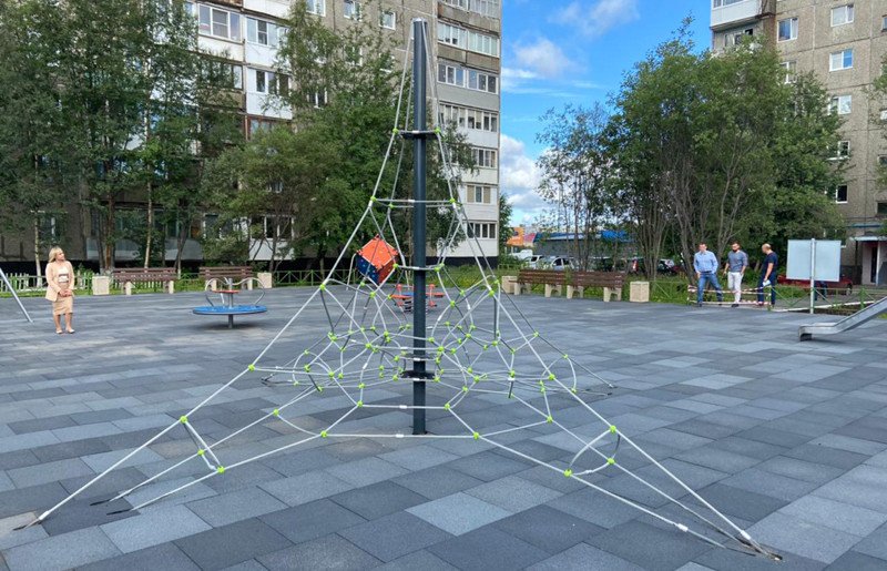 Батут и куб для скалолазов: новая детская площадка в Мурманске