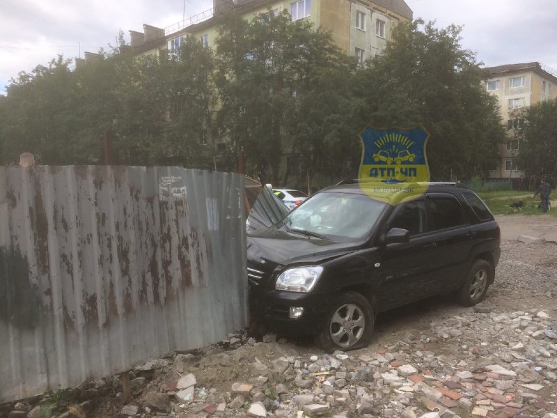 Врезалась в контейнерную площадку иномарка в Мурманске