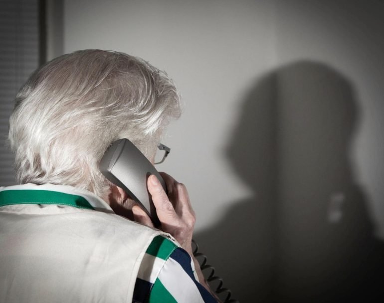 Спасли пенсионерку от мошенников сотрудница почты и полицейские в Полярных Зорях