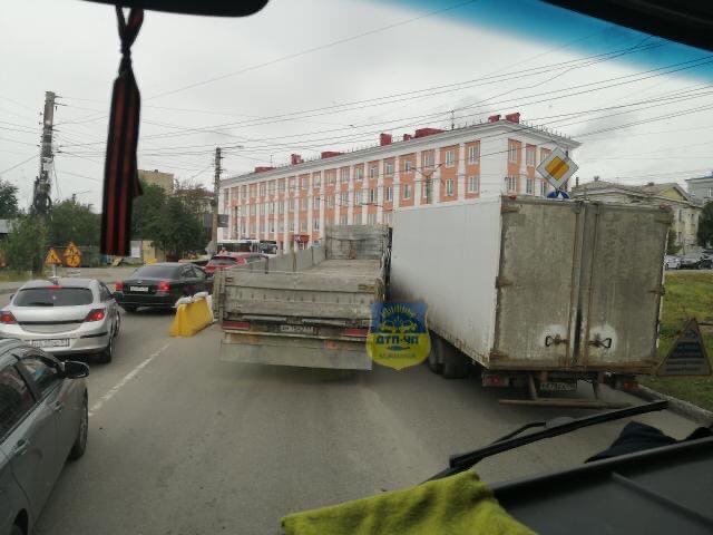 Две фуры заблокировали проезд в центре Мурманска