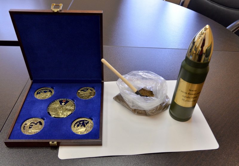 Капсулу с землей из Мурманска передали в историко-краеведческий музей