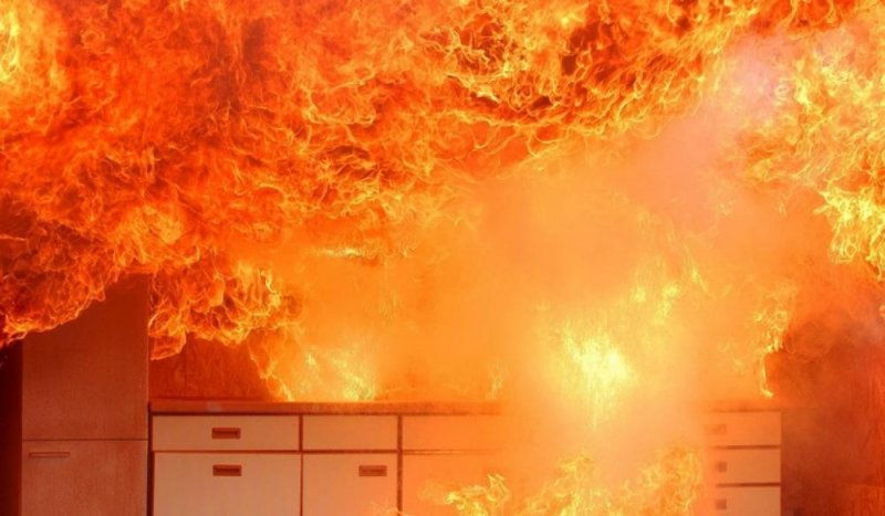 Квартира загорелась с прихожей в Кировске