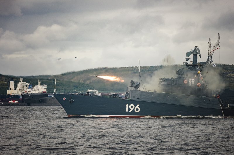 11 кораблей и субмарин приняли участие в военно-морском параде в Североморске