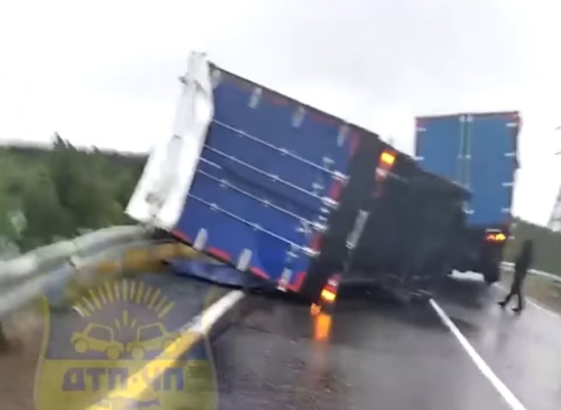 Перевернулся прицеп фуры и заблокировал трассу на подъезде к Апатитам