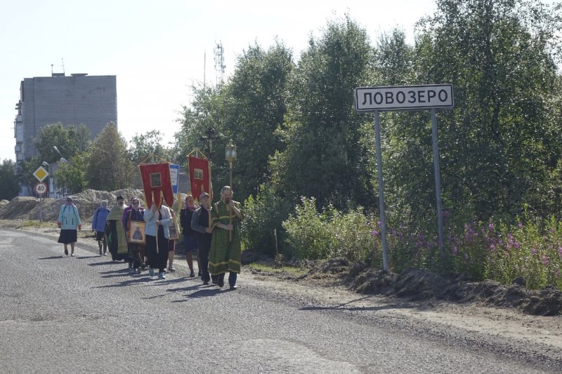 Впервые прошли 10 км Крестным ходом жители Ловозера