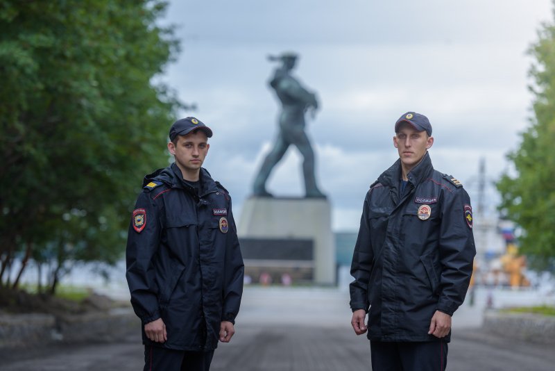Полицейские помогли спасти супругов из горящей квартиры в Североморске