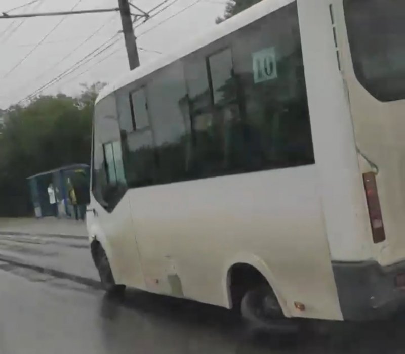 Отвалилось колесо у маршрутки в Мурманске