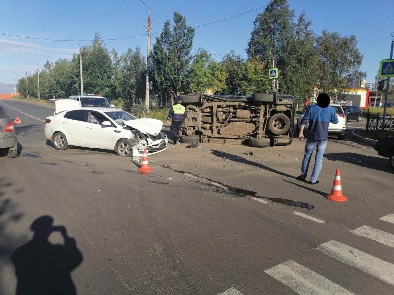 Перевернулся "Ланд Крузер" от удара в Мончегорске