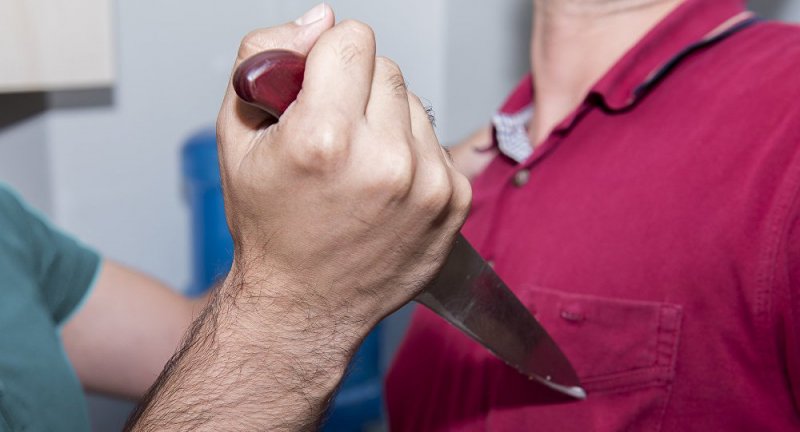 Рецидивист снова пырнул ножом жителя Апатитов