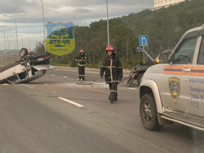 "Нива" снесла "Жигули" на объездной дороге в Мурманске