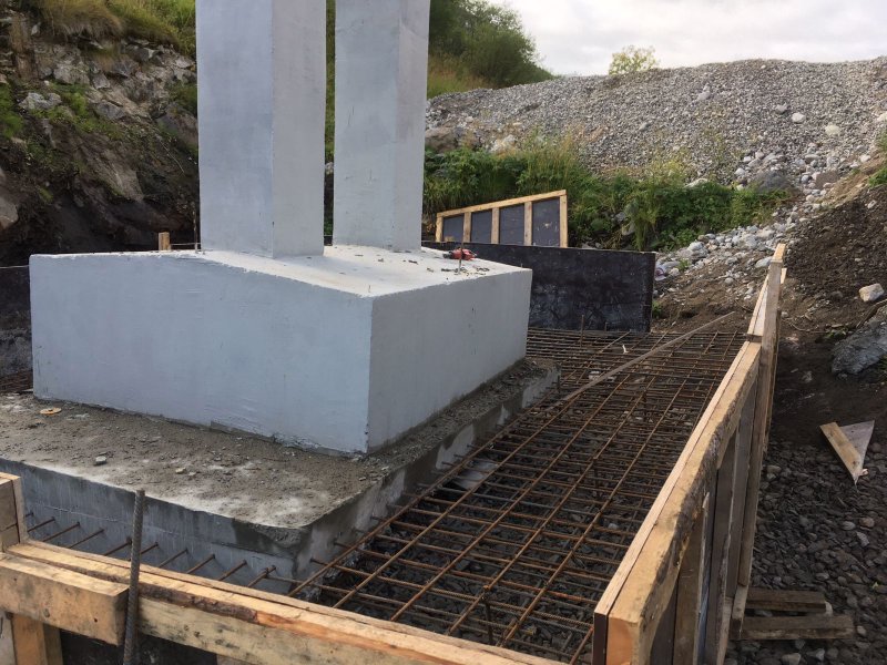 Начался монтаж пролетов пешеходного моста в Полярном