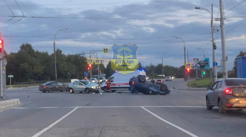 Машина перевернулась на Кольском проспекте в Мурманске