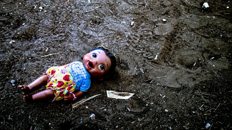 Проломил голову 4-летней девочке чужой мужчина в Мурманске