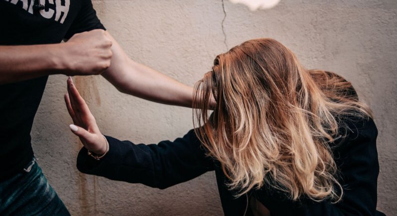 Из ревности избил сожительницу и сядет в тюрьму житель Кировска