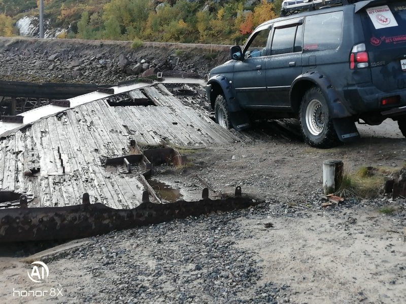 Проломил внедорожником палубу на "Кладбище кораблей" в Териберке