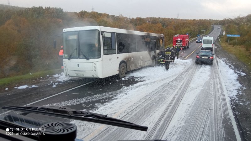 Выпрыгивали из горящего автобуса люди в Кольском районе