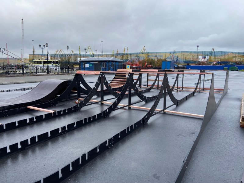 Скейт-рампу монтируют на Морвокзале в Мурманске