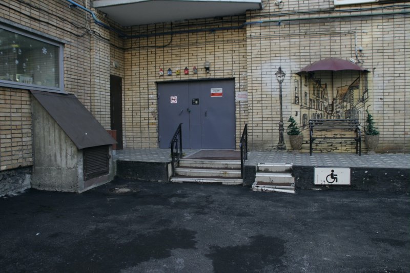 Двор в центре Мурманска преобразился благодаря городским властям