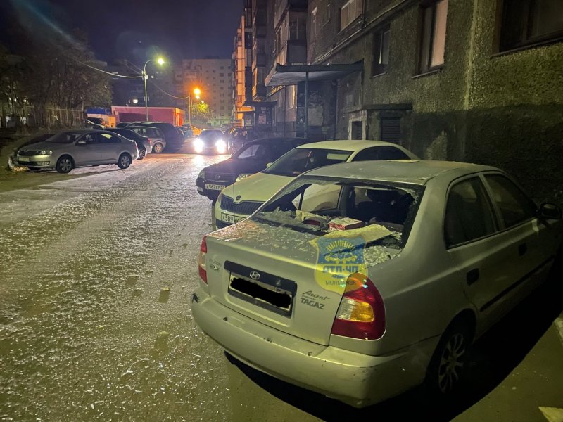 Рухнула на иномарку часть балкона в Мурманске