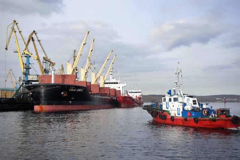 Рекорд погрузки щебня поставили портовики в Мурманске