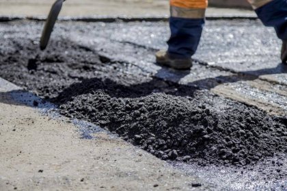 Не могут закончить ремонт дворов из-за задержки поставок асфальта в Мончегорске