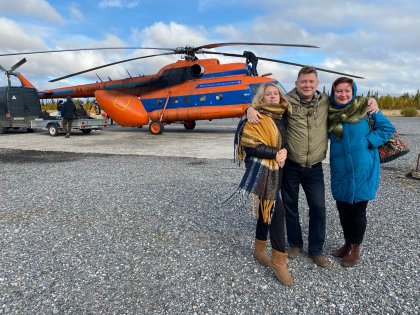 На вертолете прилетели к детям артисты театра кукол Мурманска