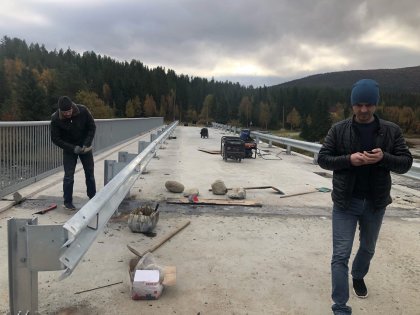 Ограждение монтируют на мосту в Колвице