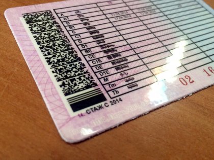 Водитель экскаватора катался с поддельными правами в Полярных Зорях