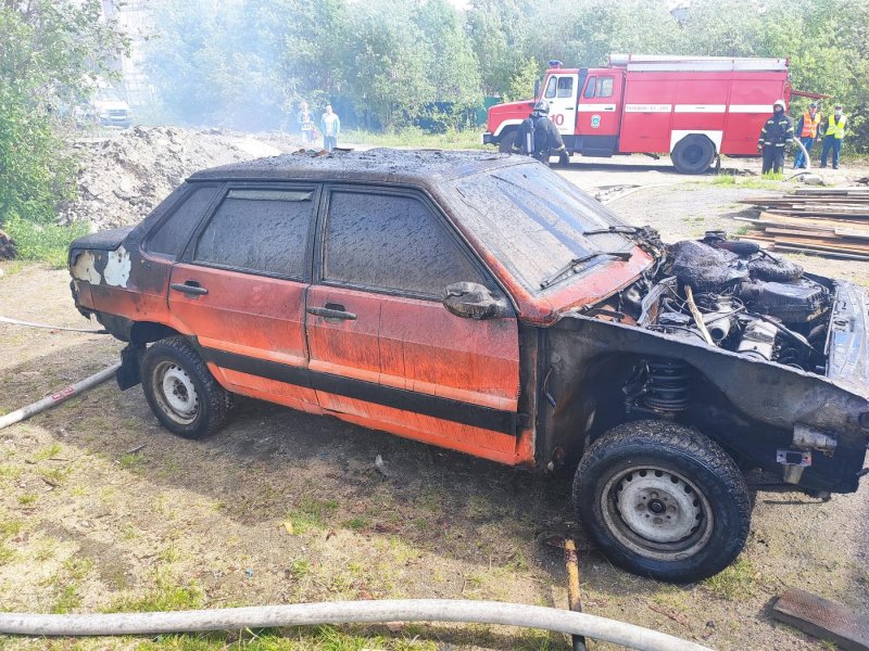 Горящую машину тушили в центре Мончегорска