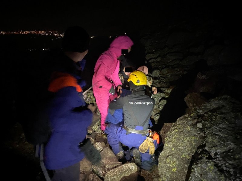 Семью с маленькими детьми спасатели вывели из ночных Хибин