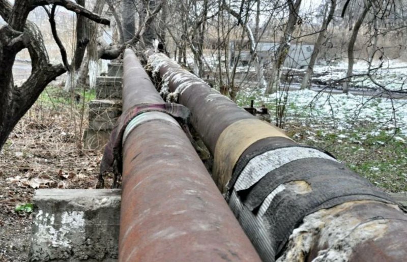 Перевернулся на трубы теплотрассы автомобиль в Апатитах