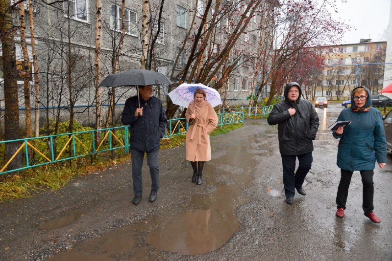 Дворы Ленинского округа проверили мурманские депутаты 