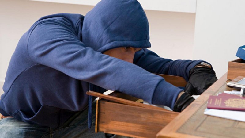 155 тысяч украл у родителей и хотел улететь в Петербург житель Ковдора