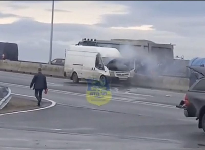 Загорелся на ходу микроавтобус на «ленинградке» в Мурманске