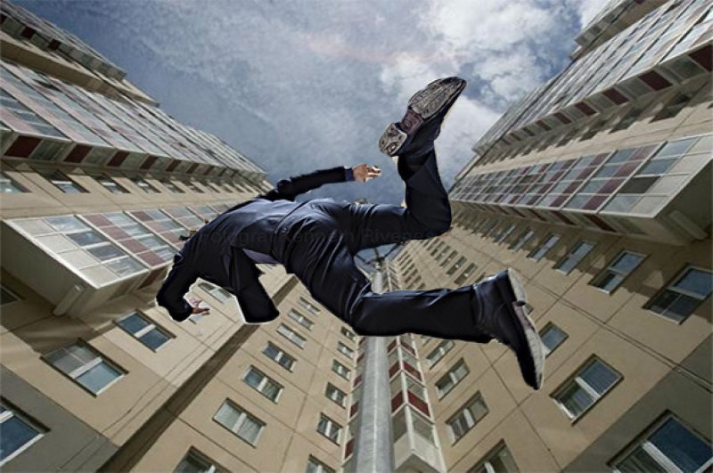 Столкнула с высоты бывшего сожителя женщина в Мурманске