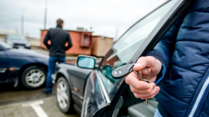Угнал «Мазду» из автосалона в Мурманске