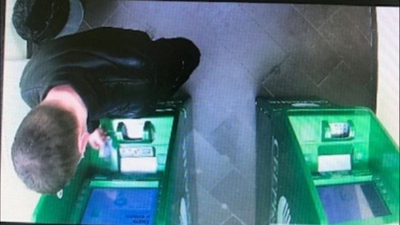 Украл карту у подруги и снял с нее все деньги житель Ковдора