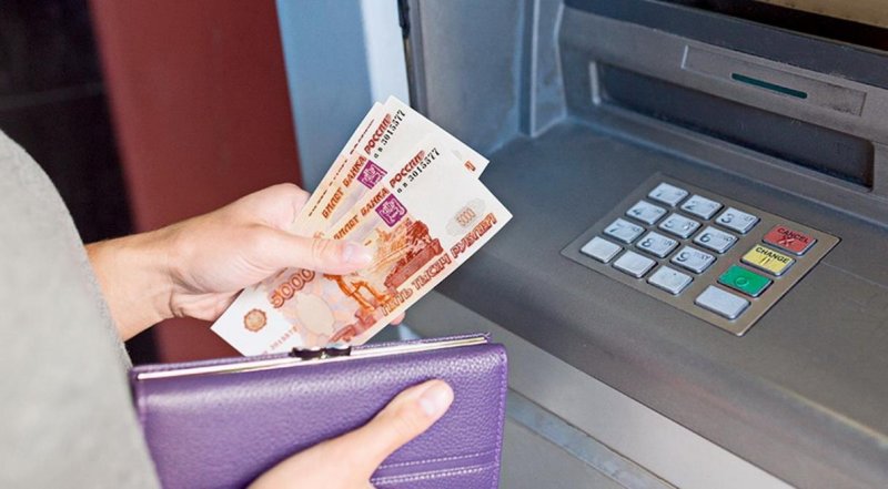 Втихаря сняла и потратила все деньги с карты приятельницы жительница Заполярного