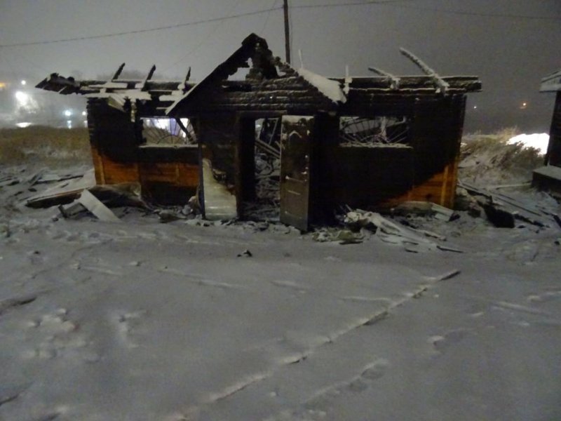 Труп в сгоревшем нежилом доме обнаружили в Умбе