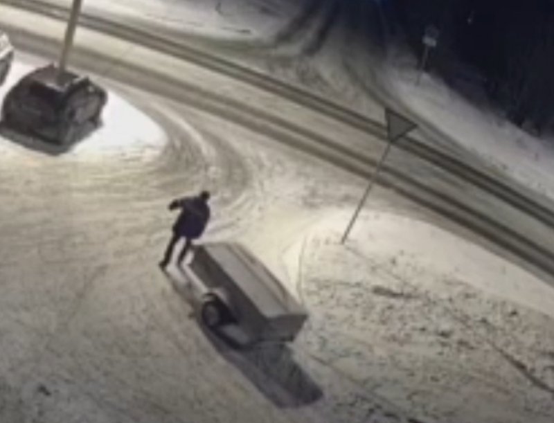 Украл у девушки прицеп с покрышками уголовник в Мурманске