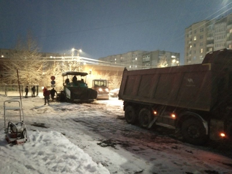 Мончегорцы возмущены укладкой асфальта поверх снега