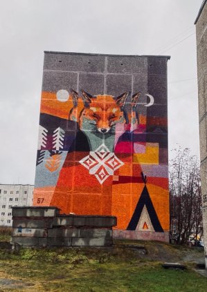 Заряжает позитивом огромная лиса в Кировске